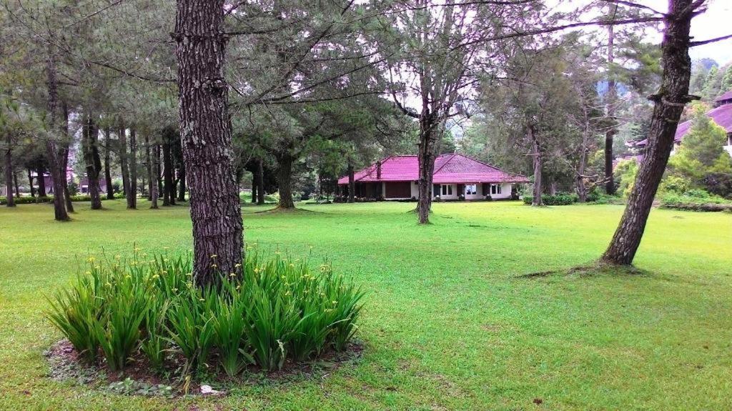 Hotel Taman Piknik Puncak Exterior foto