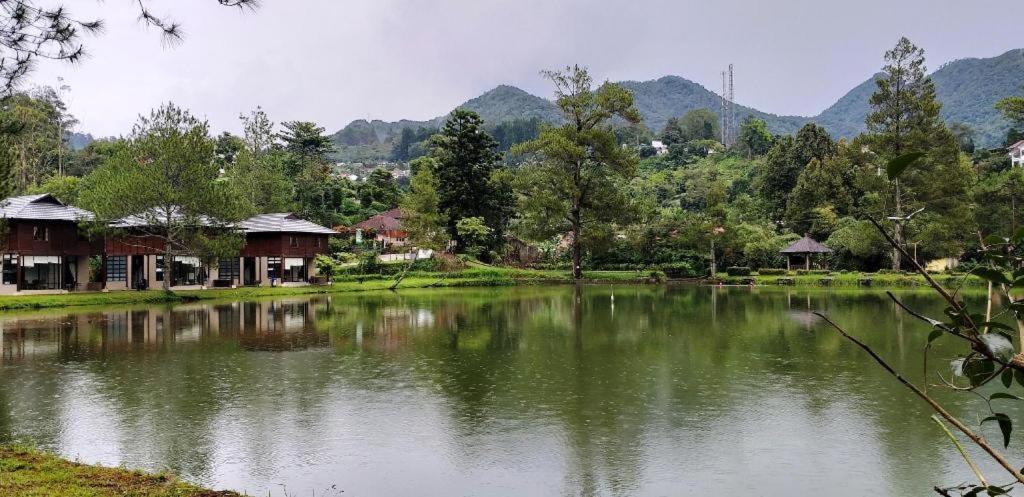 Hotel Taman Piknik Puncak Exterior foto